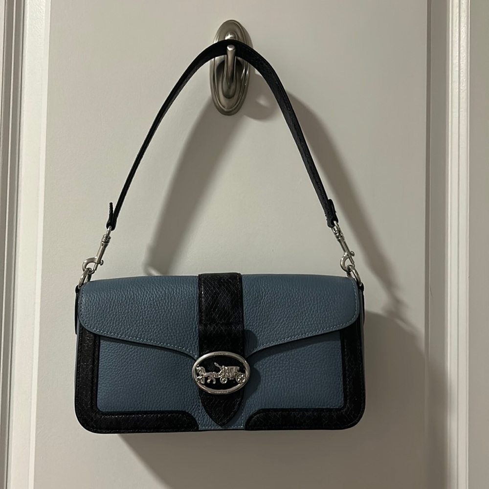 Coach bag, worn very few times. In great condition. Comes with strap